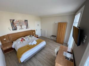 TV a/nebo společenská místnost v ubytování Le Relais De La Place