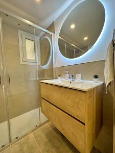W łazience znajduje się umywalka i prysznic. w obiekcie Holidays2Malaga Lebrija 3 bedroom & Terrace & Parking & Smart TV w Maladze