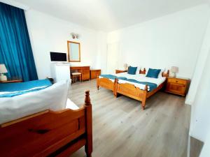 sypialnia z 2 łóżkami i biurkiem w obiekcie Guest House Kolev w Nesebarze