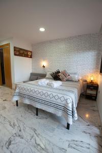 1 dormitorio con 1 cama grande en una habitación en Suites Beach Nature by Alterhome, en Vélez-Málaga