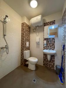 A bathroom at Colonel apartment 937 Még 3 kép