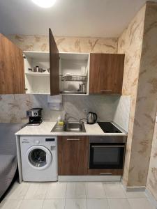 A kitchen or kitchenette at Colonel apartment 937