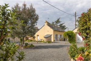 dom z podjazdem przed nim w obiekcie Gîte Des Huttes w mieście Bain-de-Bretagne