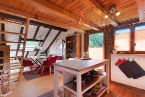 eine Küche mit einem Tisch in einem winzigen Haus in der Unterkunft Ferienwohnung Schwarzwald Engel in Bad Peterstal-Griesbach