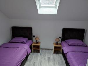 Postel nebo postele na pokoji v ubytování Bella apartman + 1 fotografie