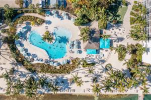 eine Aussicht auf einen Pool in einem Resort in der Unterkunft Amara Cay Resort in Islamorada