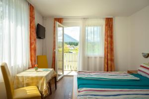 um quarto de hotel com duas camas e uma varanda em Bed & Breakfast Eckwirt em Sankt Kanzian