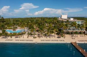 - une vue aérienne sur le complexe et la plage dans l'établissement Amara Cay Resort, à Islamorada