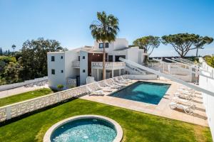 an image of a villa with a swimming pool at Villa Belo Horizonte in Porches