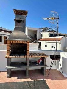 un horno de pizza al aire libre en la azotea en Ocean View - BBQ by VV Canary Ocean Homes en Acantilado de los Gigantes