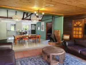 ein Wohnzimmer mit einem Sofa und einem Tisch in der Unterkunft Varswaterkloof Houthuis in Paarl