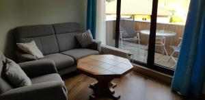 Pension Strohm im Lieth Café في باد فولنغبوستل: غرفة معيشة مع أريكة وطاولة قهوة