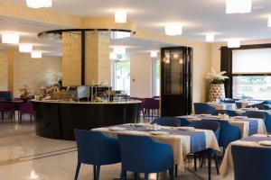 インターラーケンにあるHotel Du Nordのテーブルと椅子とバーのあるレストラン