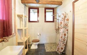 的住宿－Awesome Apartment In Monselice With Wifi And 2 Bedrooms，浴室配有卫生间、盥洗盆和浴缸。