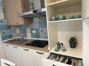 Кухня или мини-кухня в BlueSun Apartments
