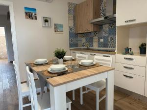 Кухня или мини-кухня в BlueSun Apartments
