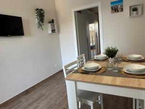 Телевизор и/или развлекательный центр в BlueSun Apartments
