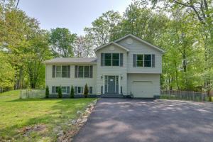 uma casa branca com uma entrada em Poconos Family Getaway with Fire Pit and 2 Game Rooms em Pocono Summit