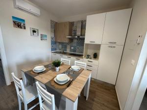 Кухня или мини-кухня в BlueSun Apartments
