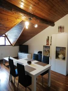 a dining room with a white table and chairs at APARTAMENT BETTY in Sort