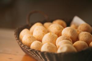 a basket filled with bread rolls on a table at Engenho da Serra Hotel EcoResort in Capitólio