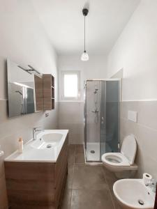 マリッティマにあるCasa Marittimaのバスルーム(シャワー、トイレ、シンク付)