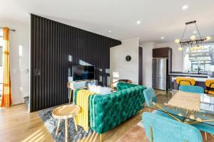 Ruang duduk di 3 Bedroom Stunner in Hobsonville - WiFi - Netflix