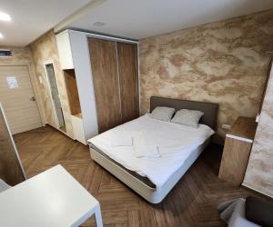 A bed or beds in a room at Colonel apartment Luxury