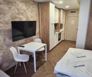 A television and/or entertainment centre at Colonel apartment Luxury