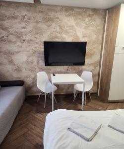 A television and/or entertainment centre at Colonel apartment Luxury