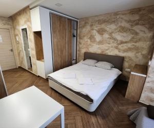 A bed or beds in a room at Colonel apartment Luxury