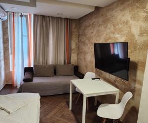 A television and/or entertainment centre at Colonel apartment Luxury