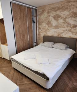 A bed or beds in a room at Colonel apartment Luxury