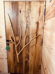 a wooden wall with antlers on it at sataplebungalov in Çamlıhemşin