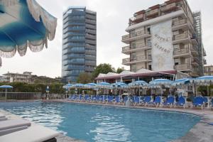 Bazén v ubytování Hotel Elpiro nebo v jeho okolí