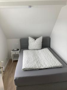 - un lit avec 2 oreillers dans l'établissement Helle Fewo Haus 29a, 2. Obergeschoss, à Deensen