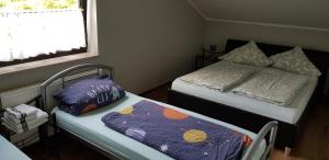 1 dormitorio con 2 camas y ventana en Pension Strohm im Lieth Café, en Bad Fallingbostel