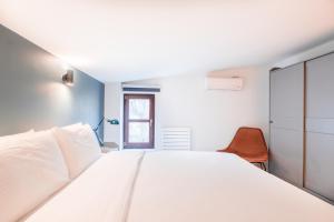 Postel nebo postele na pokoji v ubytování Homie Suites - Modern Apartments Nearby Istıklal Street & Galata Tower