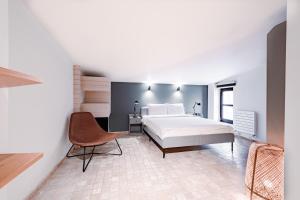 Schlafzimmer mit einem Bett, einem Schreibtisch und einem Stuhl in der Unterkunft Homie Suites - Modern Apartments Nearby Istıklal Street & Galata Tower in Istanbul