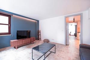 TV a/nebo společenská místnost v ubytování Homie Suites - Modern Apartments Nearby Istıklal Street & Galata Tower