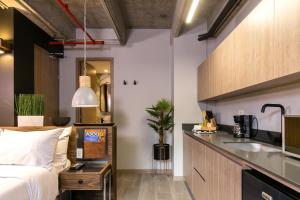 Kuchyň nebo kuchyňský kout v ubytování Factory Lofts Hotel