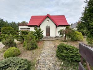 ein Haus mit rotem Dach in der Unterkunft Dom domek na Mazurach Jezioro Sasek Wielki Trelkówko Szczytno 1 in Kobyłocha