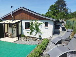 una casa con piscina frente a ella en Au Grimp'Han, en Han-sur-Lesse