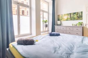 1 dormitorio con 1 cama grande y 2 almohadas en Cozy 2-Raumwohnung in Zentrumsnähe, en Leipzig