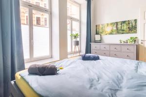 a bedroom with a large bed with two pillows on it at Cozy 2-Raumwohnung in Zentrumsnähe in Leipzig