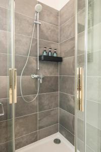 W łazience znajduje się prysznic ze szklanymi drzwiami. w obiekcie Cozy 2-Raumwohnung in Zentrumsnähe w Lipsku