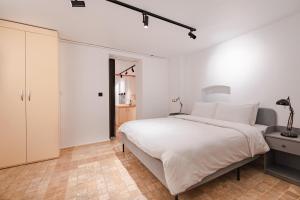 Postel nebo postele na pokoji v ubytování Homie Suites - Modern Apartments Nearby Istıklal Street & Galata Tower