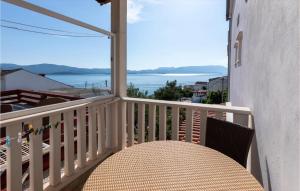 クレックにあるApartment Komarna Komarna Iiiの水辺の景色を望むバルコニー(テーブル付) +34枚の写真