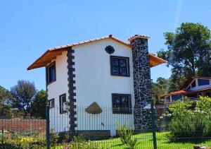 una casa con un camino sul lato di Mini Casa Colibri a Mazamitla