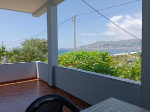 einen Balkon mit Meerblick in der Unterkunft Hako Apartments in Sarandë